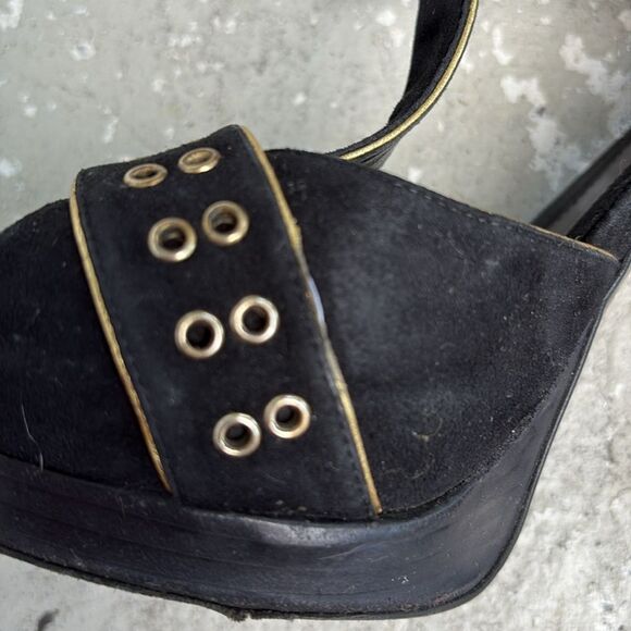 Fendi T strap suede platforms with gold grommets - Picture 11 of 13